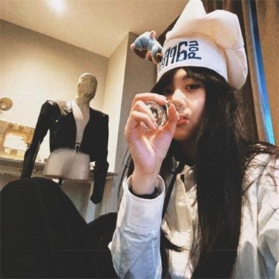 热裤荡女